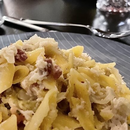 Cremet pastaret med kylling og spidskål