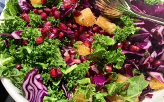 Vintersalat-glutenfri smuk salat med groenkaal-roedkaal-appelsin-granataeblekerner