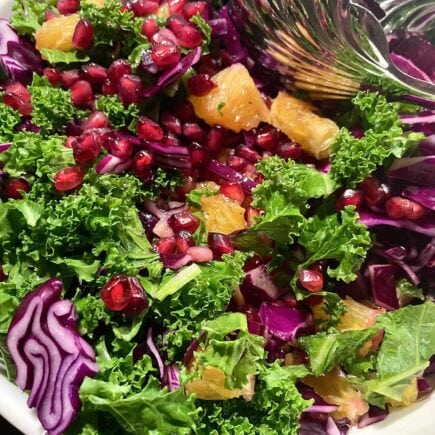Vintersalat-glutenfri smuk salat med groenkaal-roedkaal-appelsin-granataeblekerner