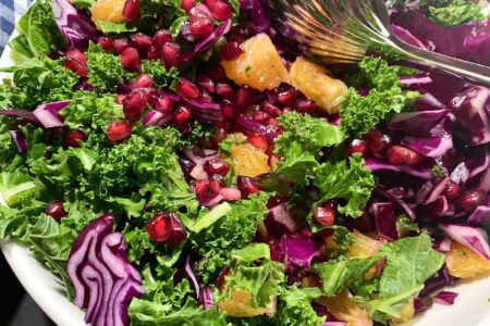 Vintersalat-glutenfri smuk salat med groenkaal-roedkaal-appelsin-granataeblekerner