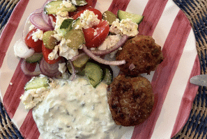 Kyllingefrikadeller med græsk salat og hjemmelavet tzatziki