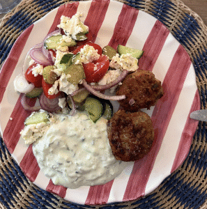 Kyllingefrikadeller med græsk salat og hjemmelavet tzatziki