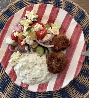 Kyllingefrikadeller med græsk salat og hjemmelavet tzatziki