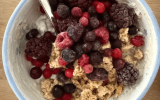 Chiagrød med müsli og bær