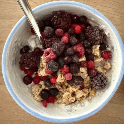 Chiagrød med müsli og bær