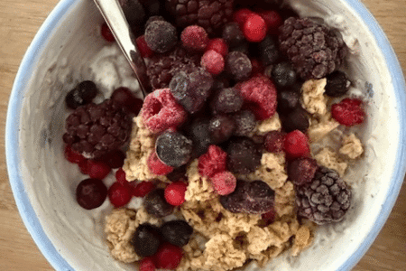 Chiagrød med müsli og bær