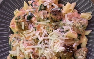 Pasta med kødboller i cremet tomatsovs