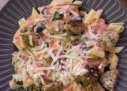 Pasta med kødboller i cremet tomatsovs