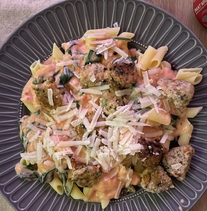 Pasta med kødboller i cremet tomatsovs