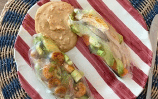 Rispapirruller med grøntsager og kød