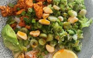 Risbowl med grøntsager og kylling