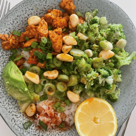 Risbowl med grøntsager og kylling