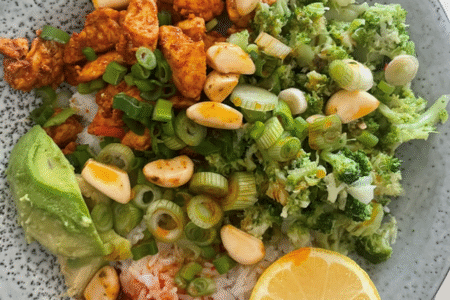 Risbowl med grøntsager og kylling