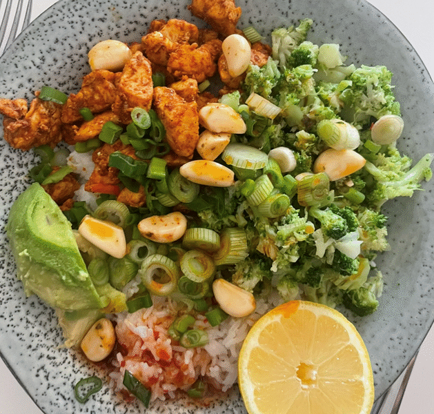 Risbowl med grøntsager og kylling