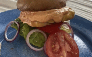 Saftige bøffer og smeltet cheddar – den perfekte burger til en hurtig middag