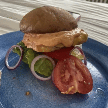 Saftige bøffer og smeltet cheddar – den perfekte burger til en hurtig middag