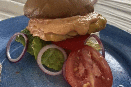 Saftige bøffer og smeltet cheddar – den perfekte burger til en hurtig middag