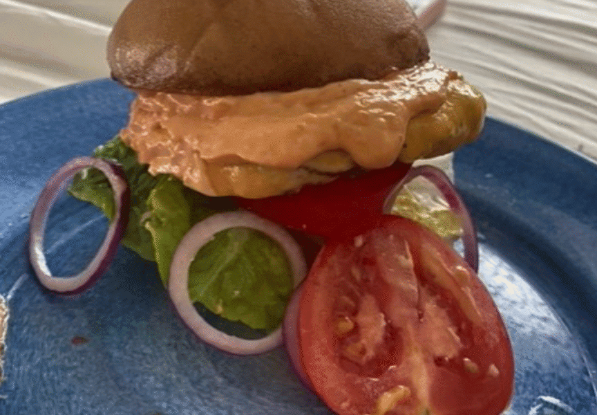 Saftige bøffer og smeltet cheddar – den perfekte burger til en hurtig middag