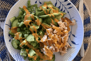 Bowl med stegt laks og grønt