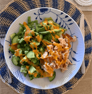 Bowl med stegt laks og grønt