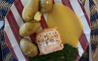 Laks med spinat og hollandaise