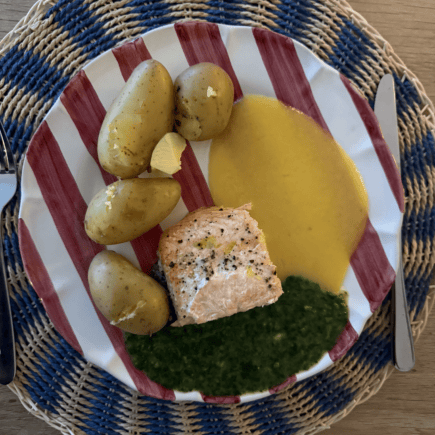 Laks med spinat og hollandaise