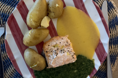 Laks med spinat og hollandaise