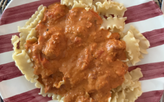 Cremet glutenfri pastaret med salsiccia