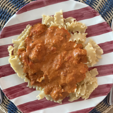 Cremet glutenfri pastaret med salsiccia