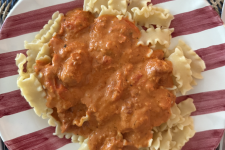 Cremet glutenfri pastaret med salsiccia