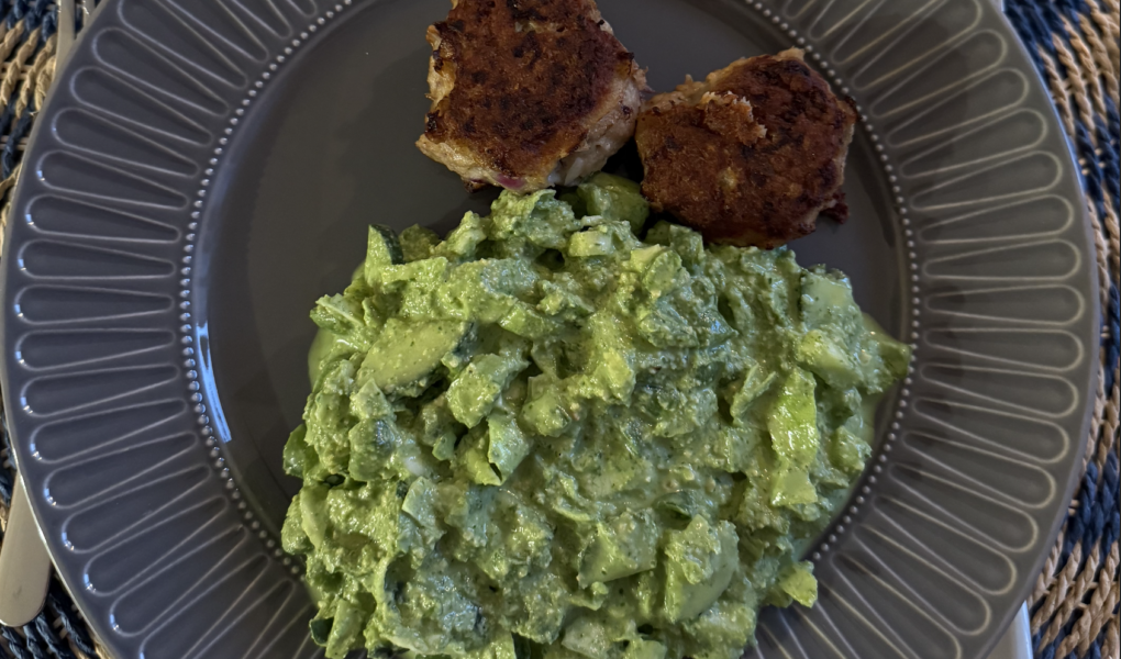 Kyllingefrikadeller m. Green goddess salat