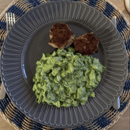 Kyllingefrikadeller m. Green goddess salat