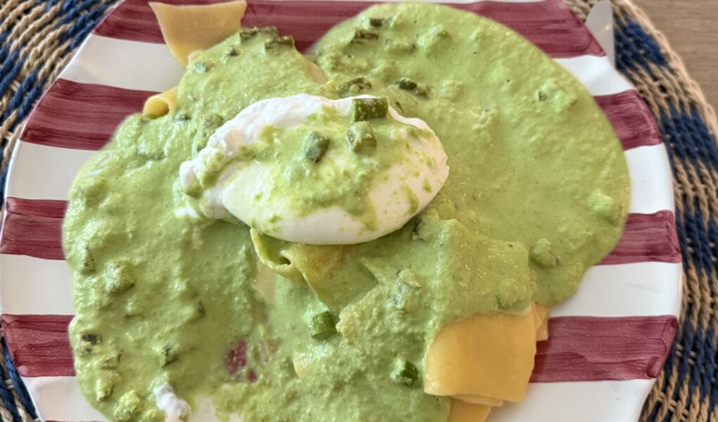 Ærte- og aspargespasta med burrata