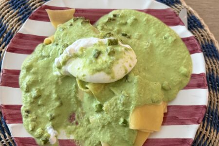 Ærte- og aspargespasta med burrata
